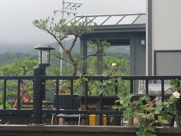 검정 정원 휀스 입니다.